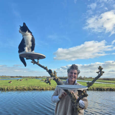 Eigenaresse Paula Louman en haar kat Catootje in de natuur